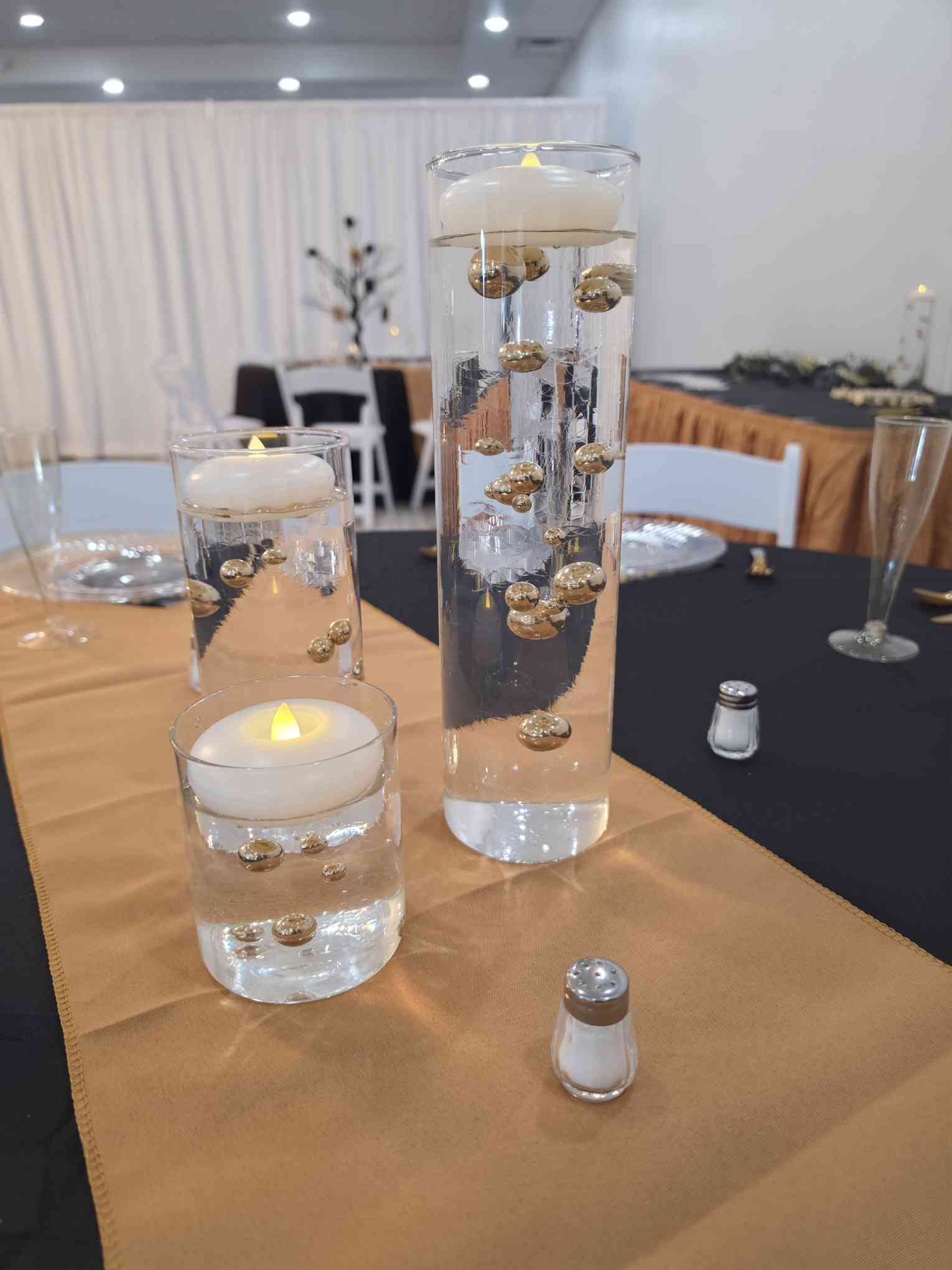 Floating candle centerpiece detail