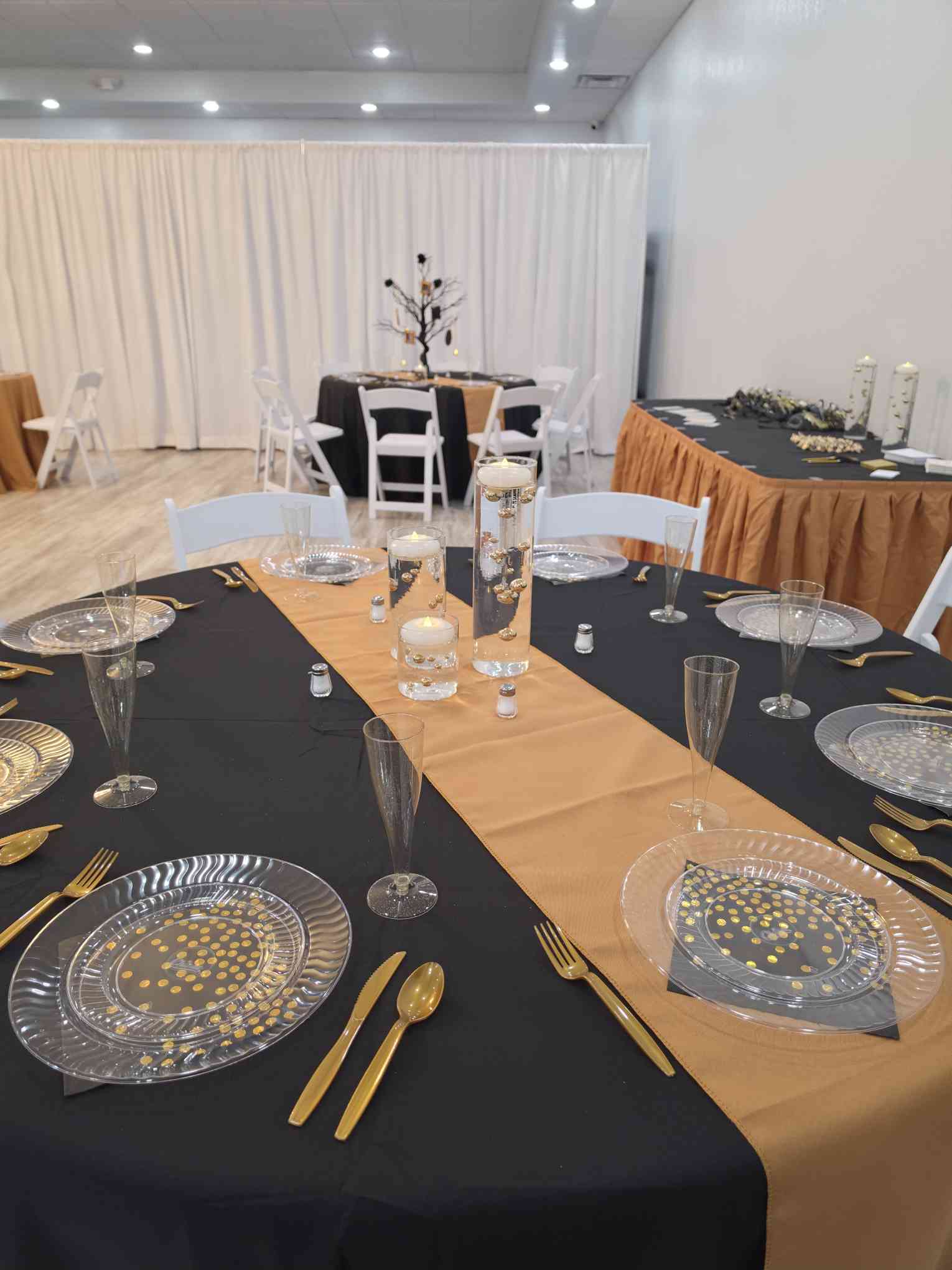 Guest table with black cloth and gold runner