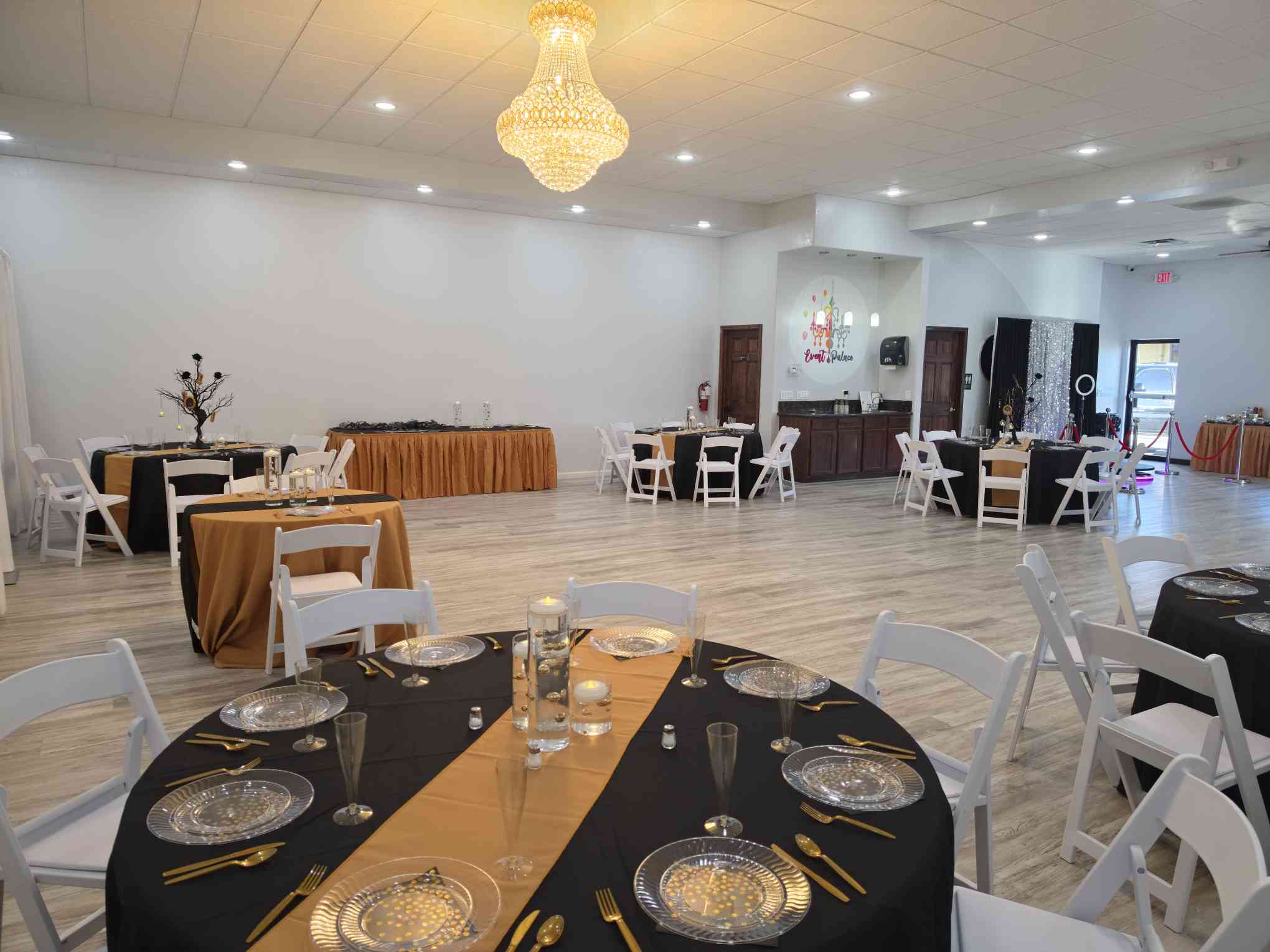 Venue overview with dressed tables and service wall